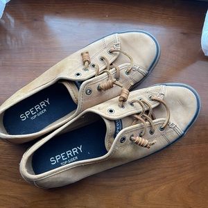 Woman’s sperrys size 9.5